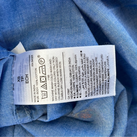 Old Navy Chambray Button Down Parrot Print Size XS - Picture 11 of 12